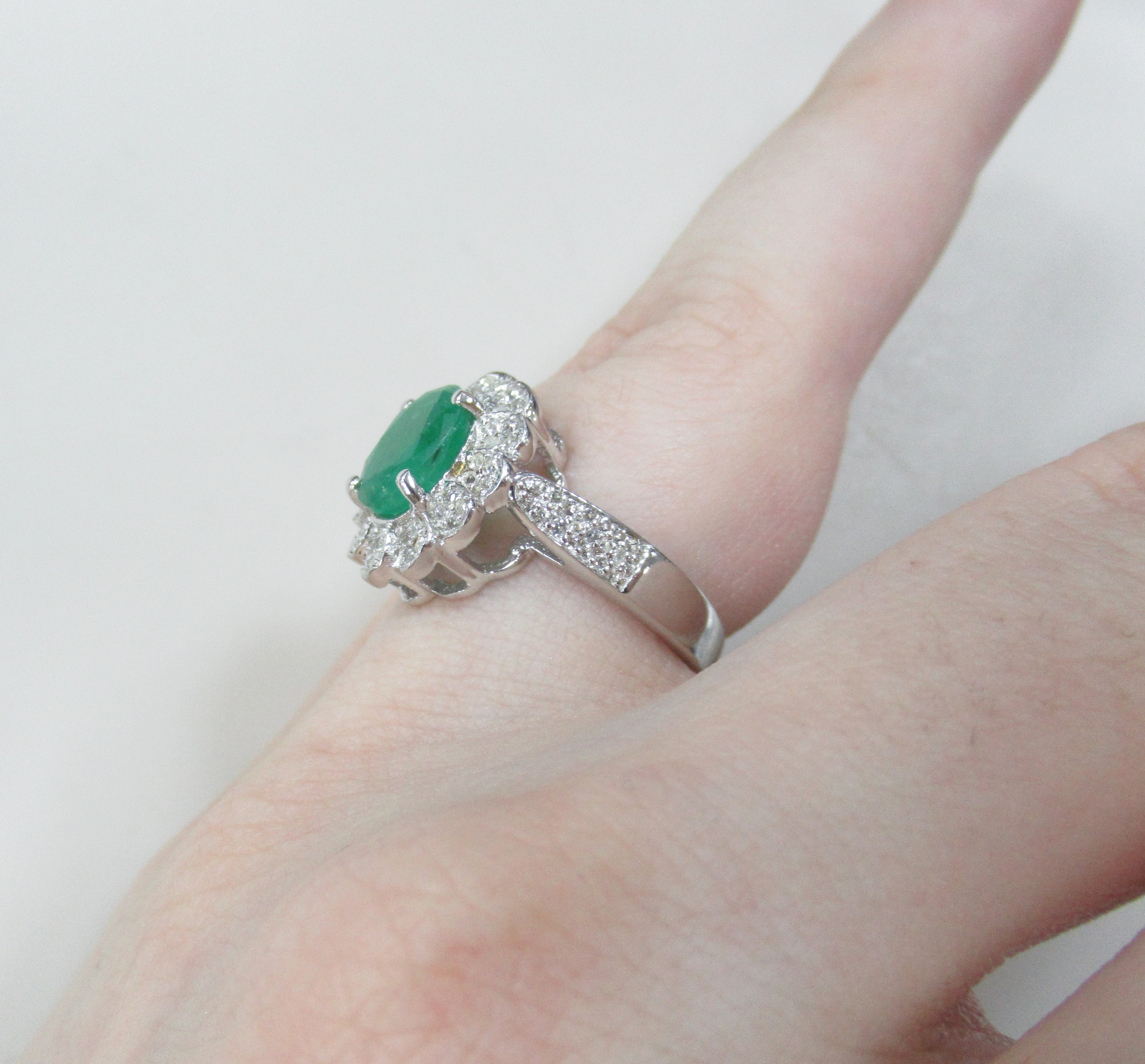 Серебряное кольцо с изумрудом "Цветок"